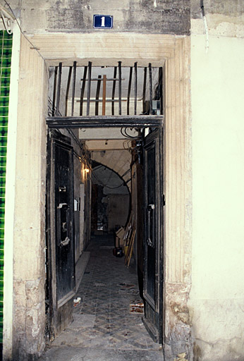 Porte d'entrée.