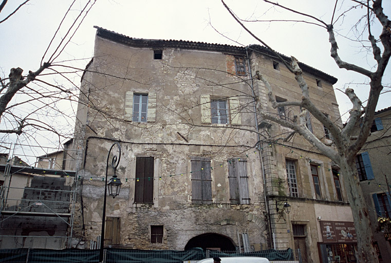 Façade sur la place.