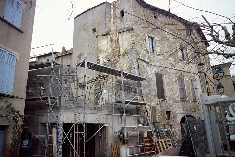 Façade sur la place.