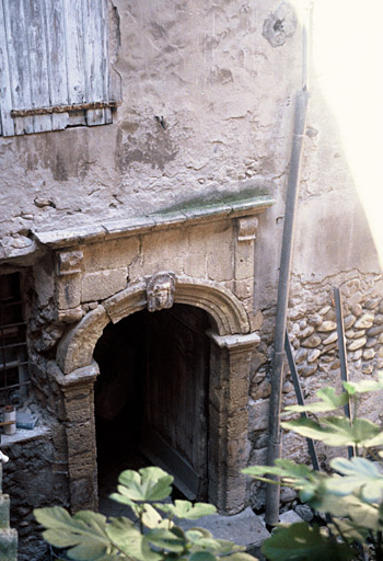 Cour, mur et porte.