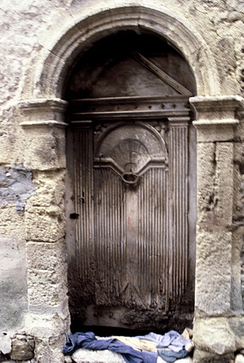 Porte sur la façade postérieure.