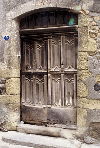 Porte sur la façade principale.