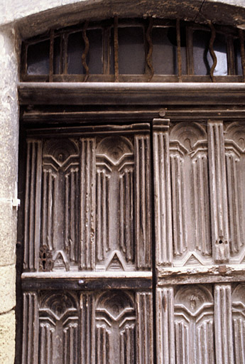 Porte sur la façade principale.