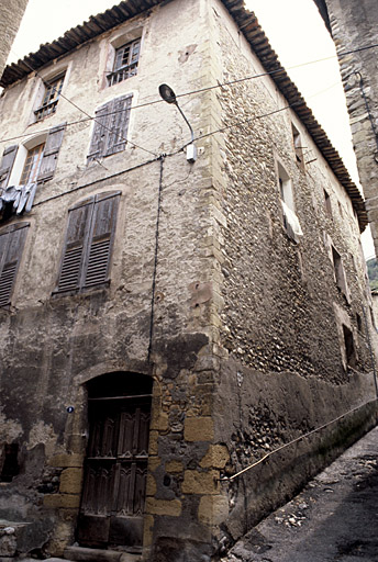 Angle de la façade principale et façade latérale.