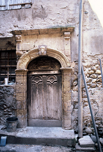 Porte et mur de la cour.