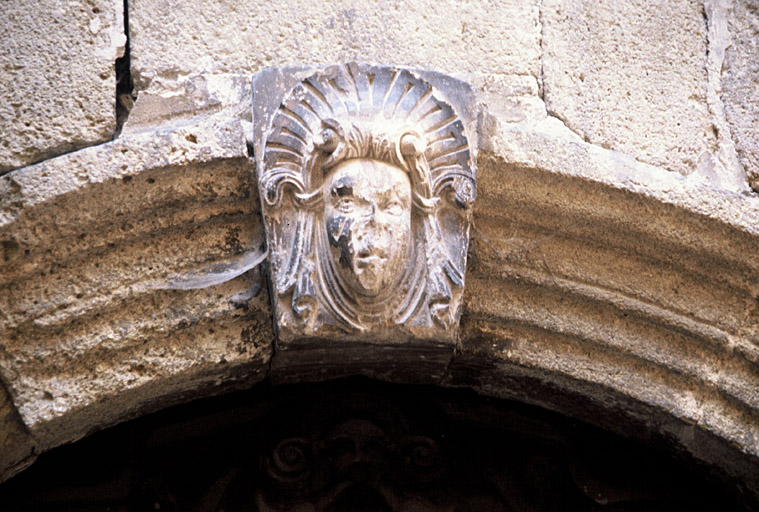 Porte dans la cour.