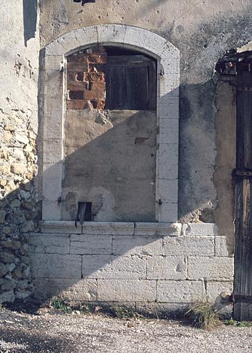 Façade sur la place, fenêtre.