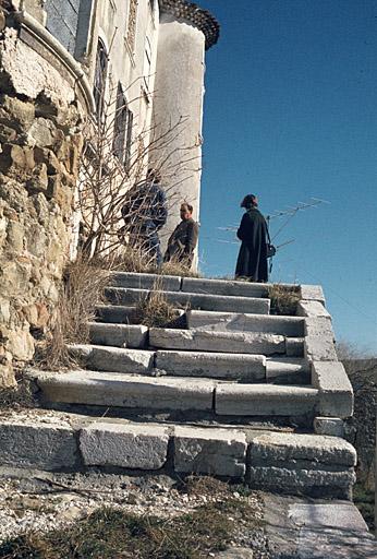 Façade sud, escalier d'accès à la terrasse.