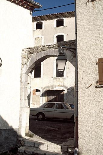 Porte d'entrée sur la place à l'est.