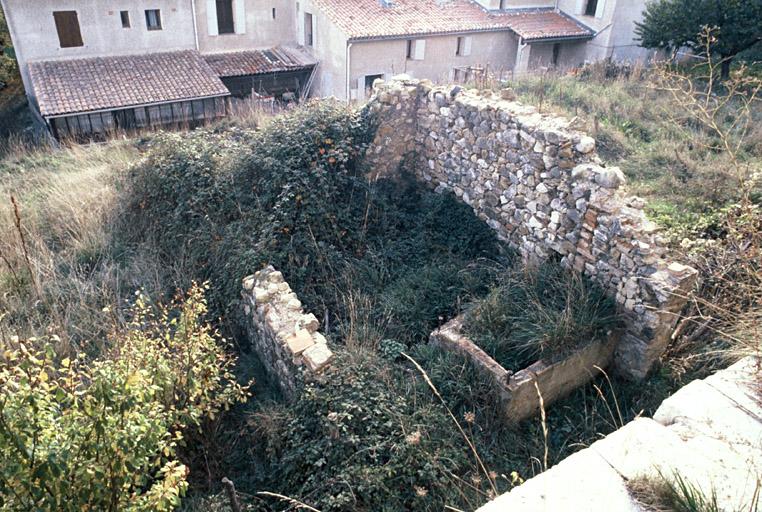 Depuis la terrasse, restes des bassins de décantation du potin.