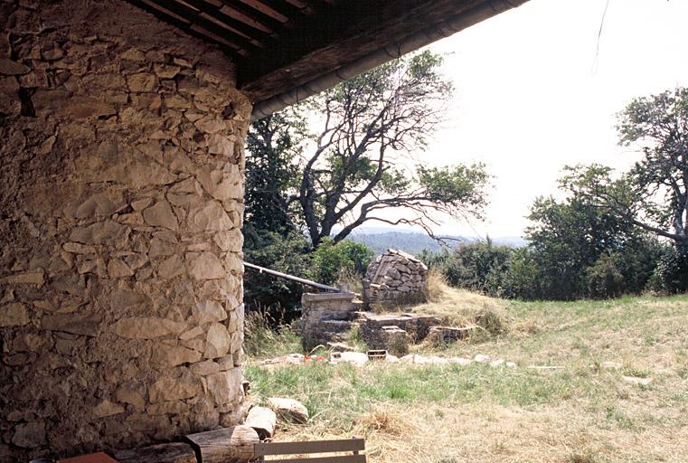 Puits et citerne vus depuis la ferme.