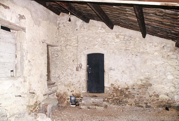 Enclos sous le toit, porte d'entrée.