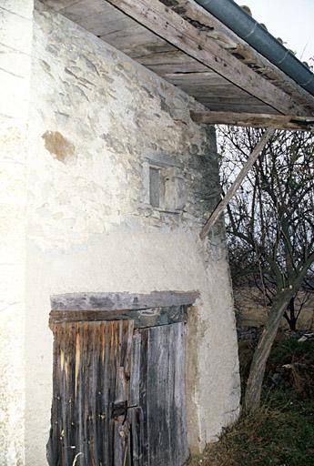 Partie de ferme avec auvent.