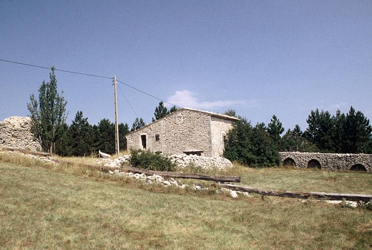 Vue générale sud-est du moulin et de la ferme.