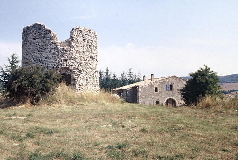 Vue générale, le moulin et de la ferme.