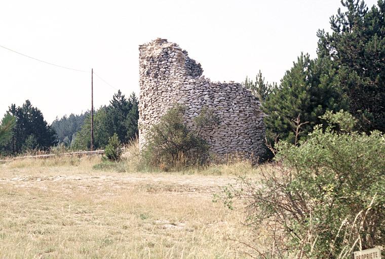 Moulin à vent en ruine.