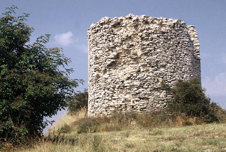 Moulin à vent en ruine.