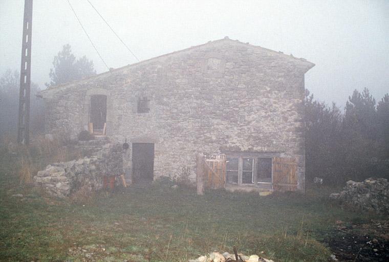 La ferme dans le brouillard.