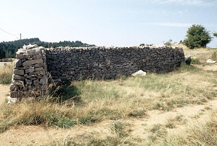 Mur de clôture.