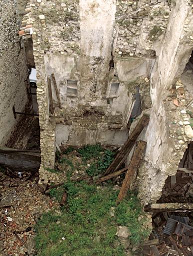 Vue plongeante sur la ruine de l'immeuble voisin.