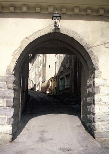 Porte de France au sud.