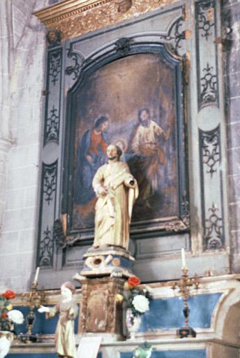 Statue et retable.