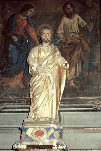 Statue et retable.