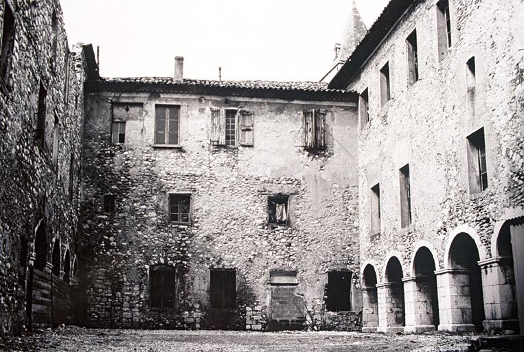 Vue générale du cloître avant travaux.