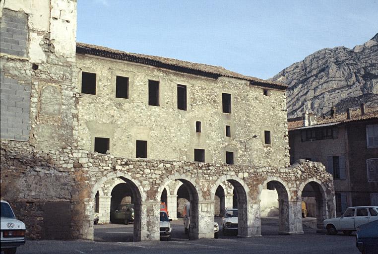 Ancien cloître, restes de l'aile sud, arcades.