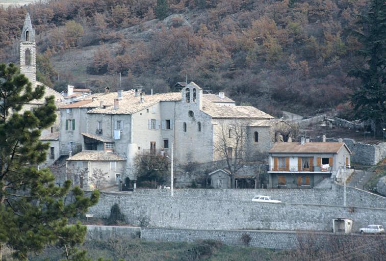 Village et église, vue générale.