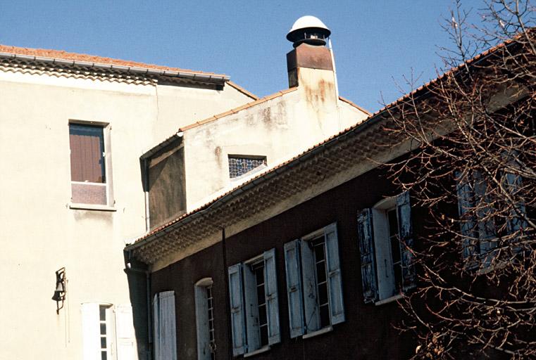 Partie haute de la chapelle imbriquée dans le bâtiment.