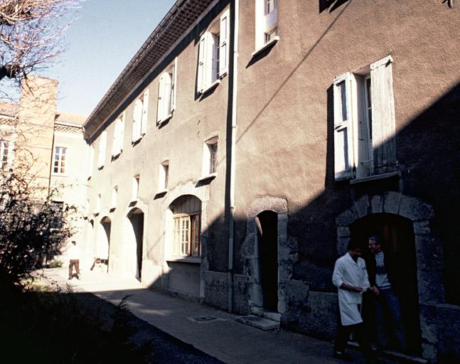 Bâtiments anciens.