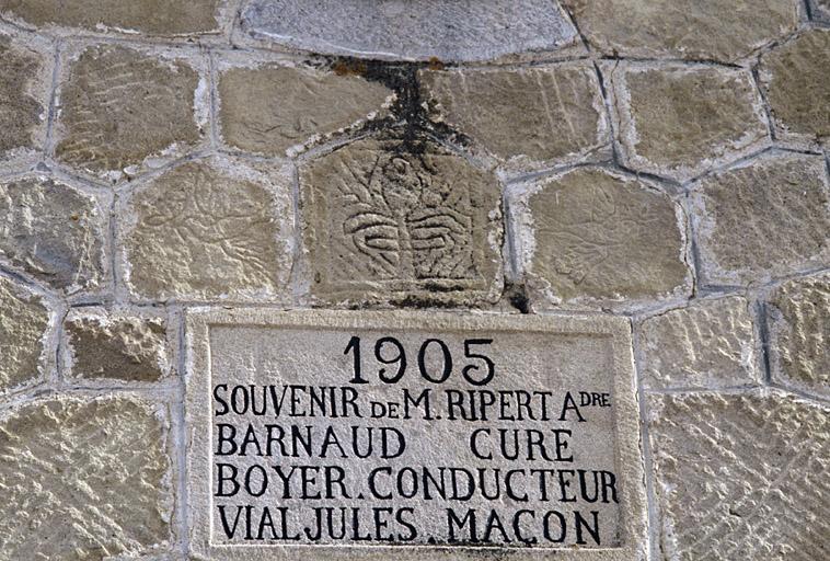 Façade ouest, plaque commémorative.