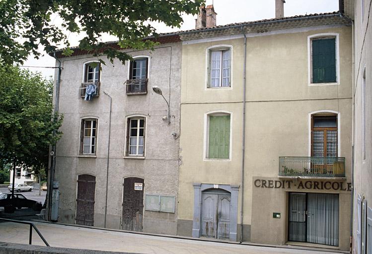 Façade latérale sur la place.