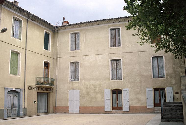 Façade latérale sur la place.