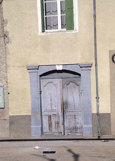 Façade latérale sur la place, porte.