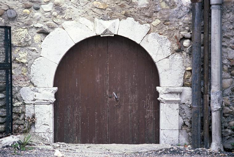 Porte sur escalier arrière.