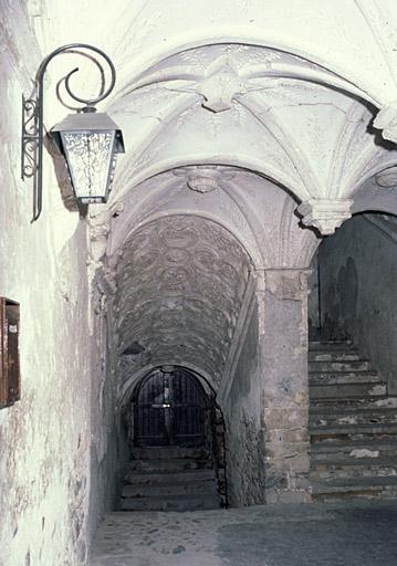 Escalier, volée descendant vers les caves.