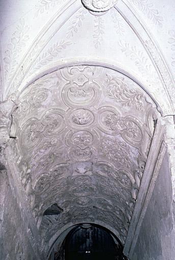 Escalier, voûte de la volée descendant vers les caves.