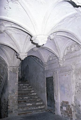 Escalier, vestibule et départ.