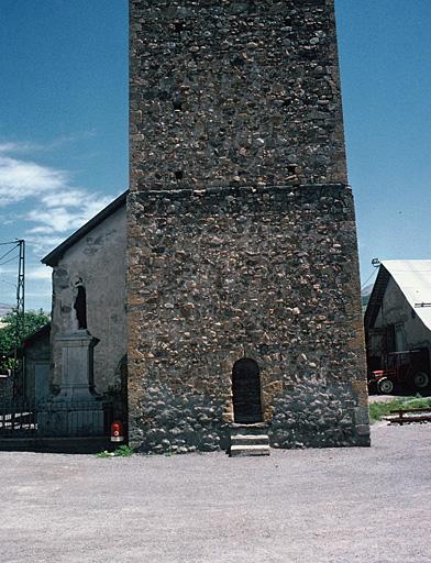 Tour isolée, détail.