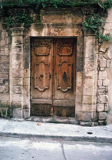 Porte sur rue.