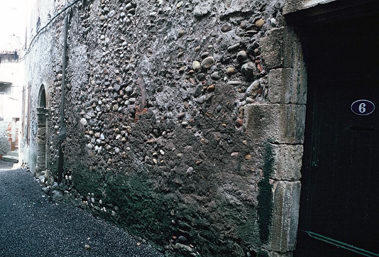 Façade sur traverse Bonne Fontaine.