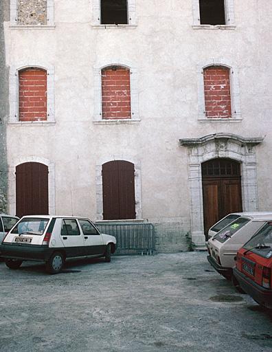 Façade sur la place.