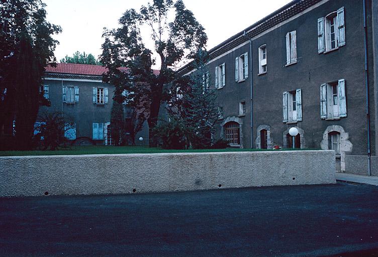 Façades et toitures des deux ailes.