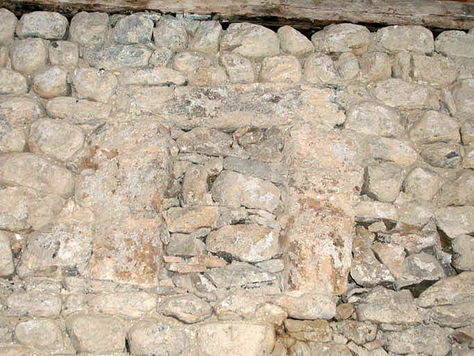 Nef, mur sud, traces d'ouverture bouchée.