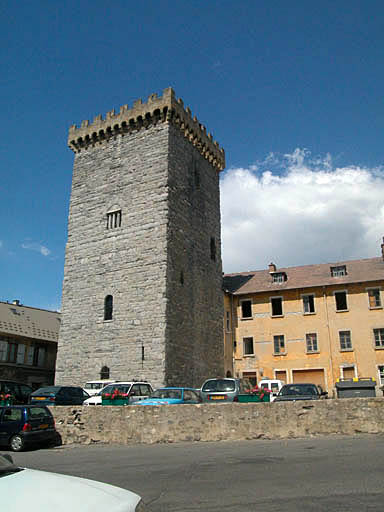 La tour brune et façade ouest.