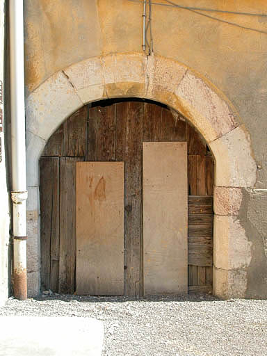 Aile sud, façade nord, partie ouest, porte.