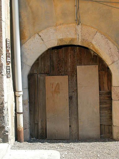 Aile sud, façade nord, partie ouest, porte.