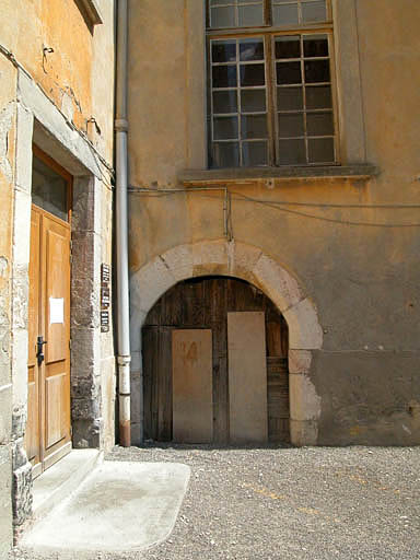 Aile sud, façade nord, partie ouest, portes.